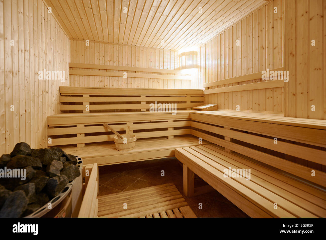 Grande Finlandia-stile classico in legno interno sauna Foto Stock