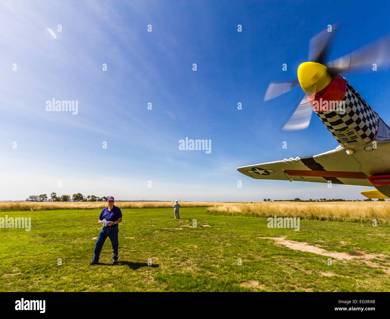 L'uomo battenti una Radio modello di controllo aereo. Foto Stock