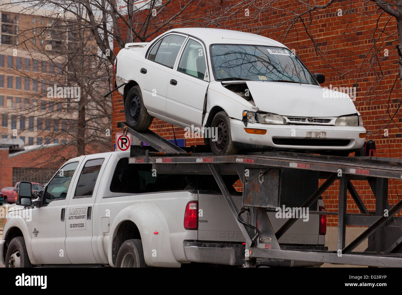 Auto danneggiata caricato sul trasporto auto rimorchio - Virginia STATI UNITI D'AMERICA Foto Stock