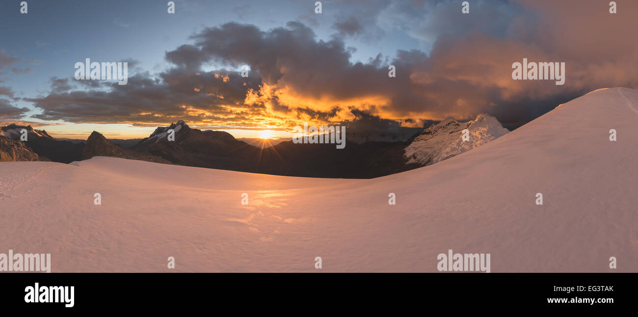 Tramonto al ghiacciaio Tocllaraju camp, Ishinca valle, Cordillera Blanca, Ande, Perù, Sud America Foto Stock