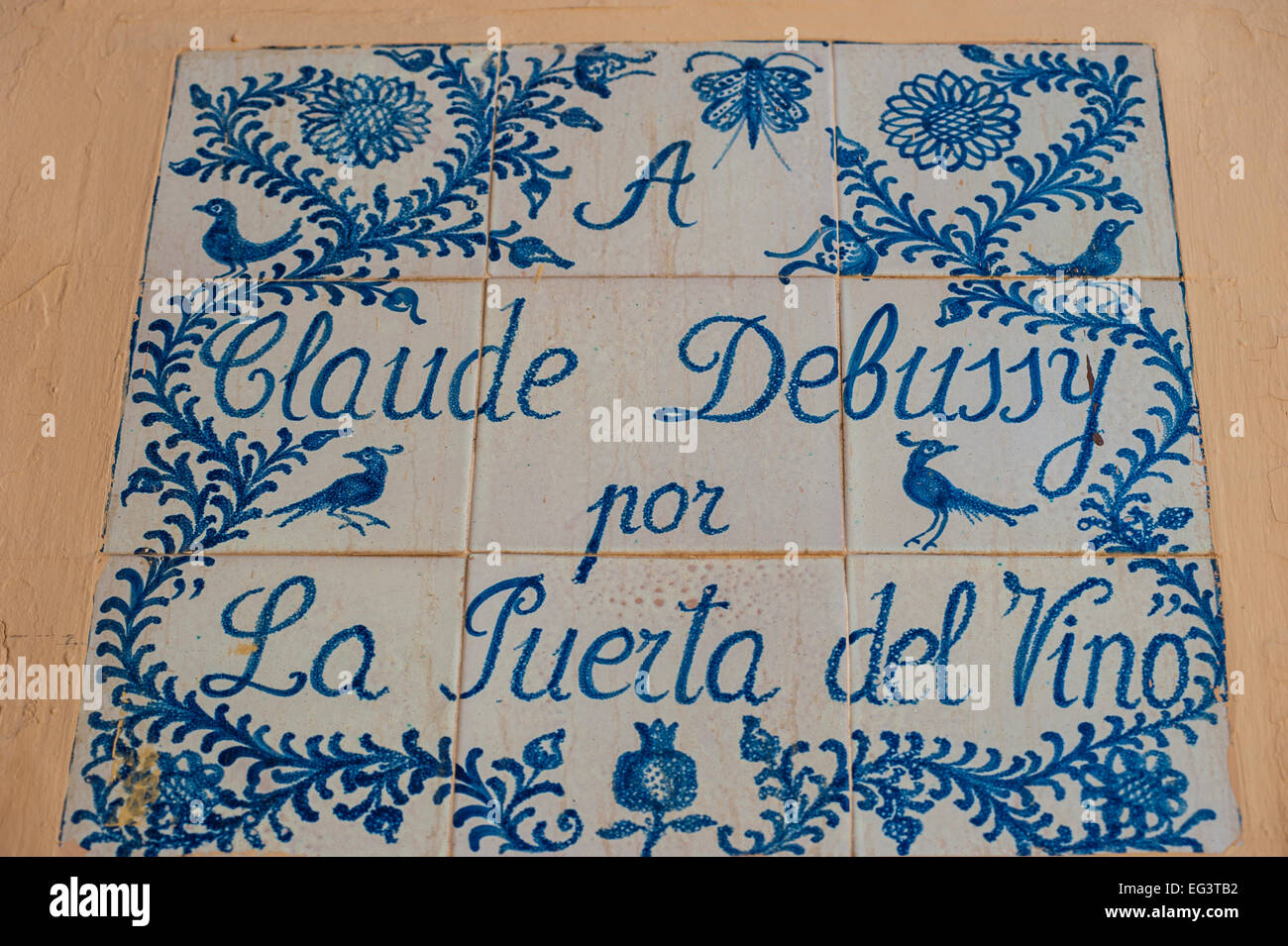 Un Claude Debussy por La Puerta del Vino' -- un azulejo situato vicino al cancello del vino all'interno del Complesso Alhambra di Granada, Spagna. Foto Stock