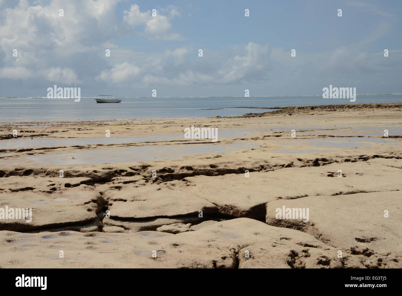 Il bordo della scogliera di corallo con la marea a Turtle Bay nei pressi di Watamu in Kenya, Africa orientale Foto Stock