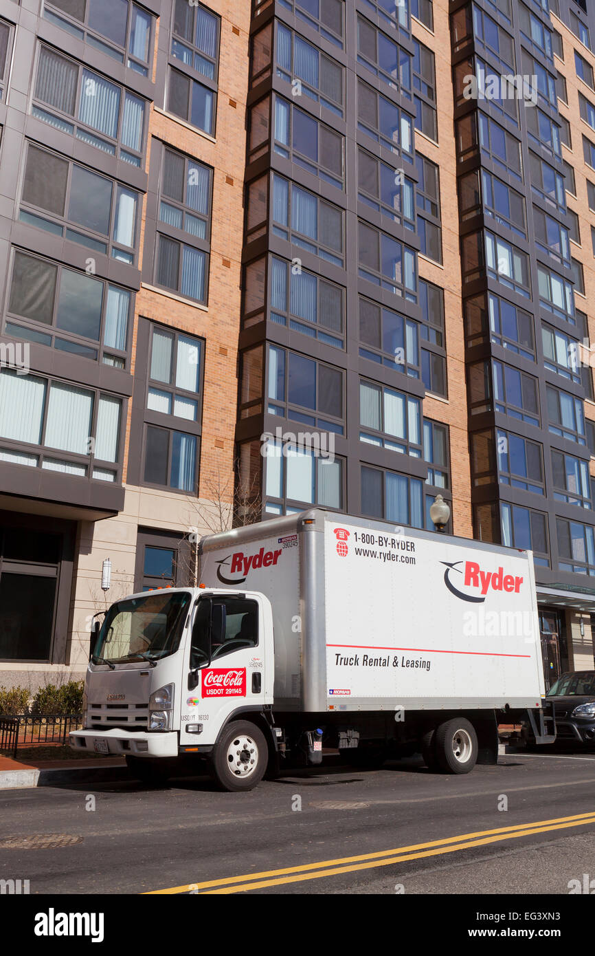 Ryder scatola di noleggio carrello di fronte ad alto edificio di appartamenti - USA Foto Stock