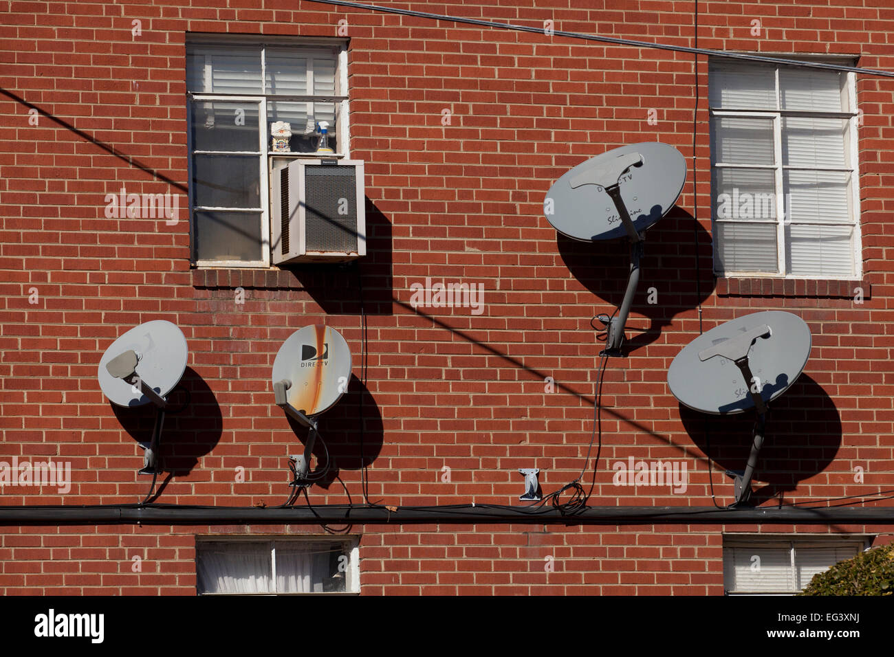 TV satellitare piatti montati su esterno dell edificio di appartamenti - Virginia STATI UNITI D'AMERICA Foto Stock