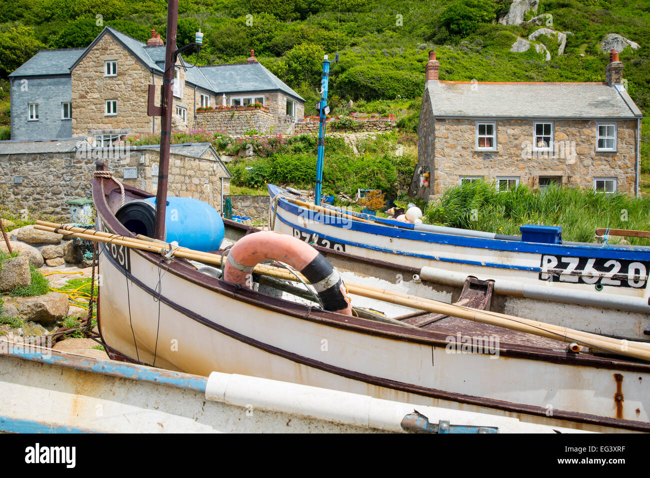 Barche lungo il litorale di chiesa Cove, Cornwall, Inghilterra Foto Stock