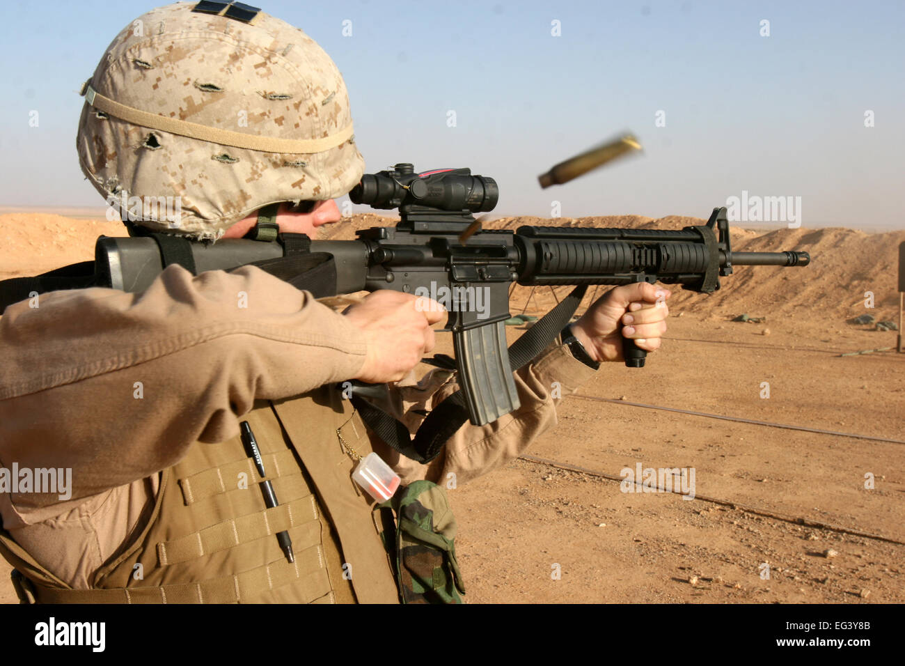 US Marine sparare un M16A4 fucile su una pratica gamma in Iraq nel 2007 Foto Stock