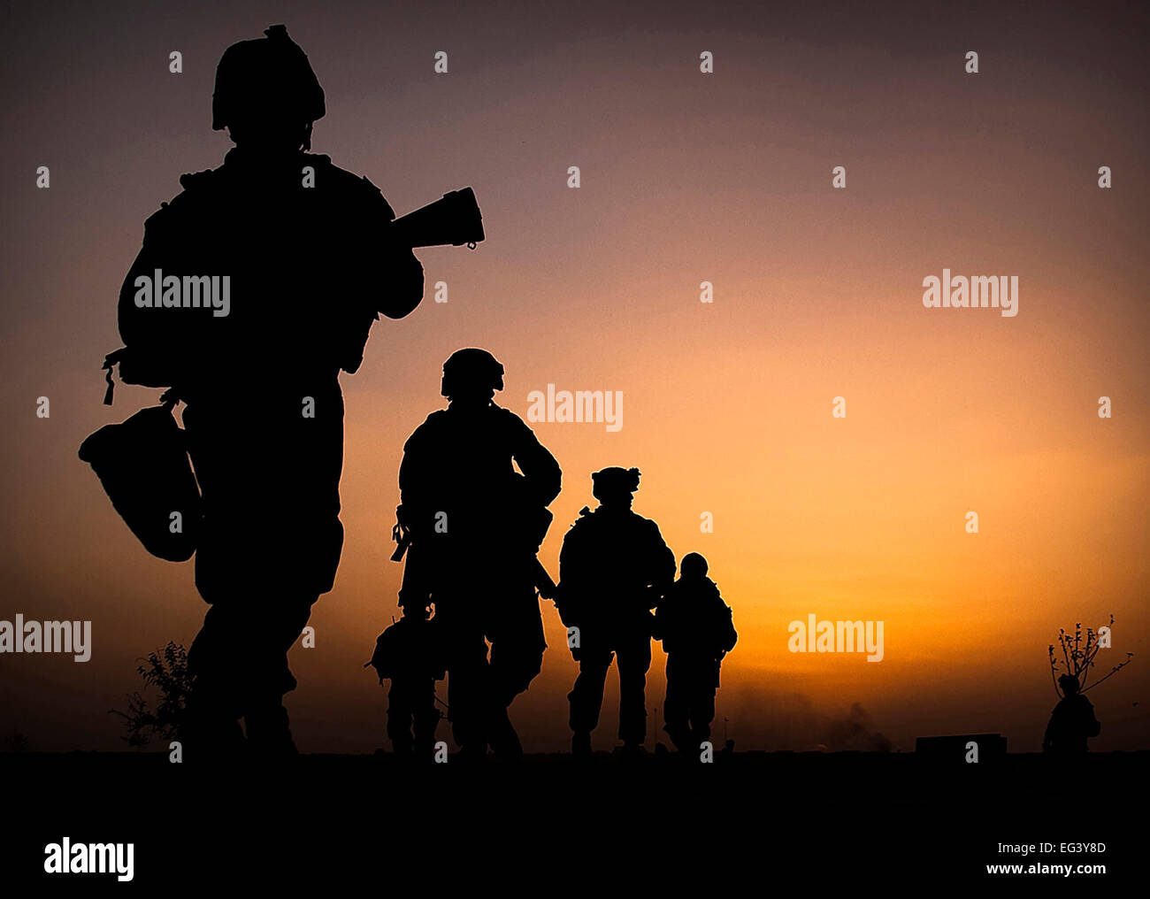 MARINES AMERICANI su una pattuglia di Alba in provincia di Helmand, Afghanistan nel 2010. Sgt. Contrassegnare Fayloga fotografato membri di HQ & Service Company, 3° Battaglione 3 Marines in Nawa distretto di Helmand il 30 maggio 2010 Foto Stock