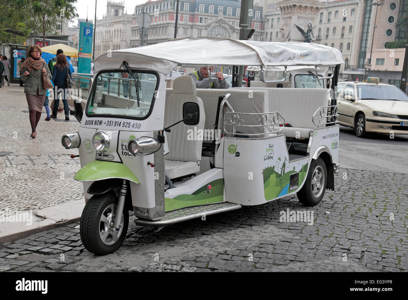 Una ruota di tre tuk tuk-come taxi turistici (EcoTukTours) nel Parque dos Restauradores area di Lisbona, Portogallo. Foto Stock