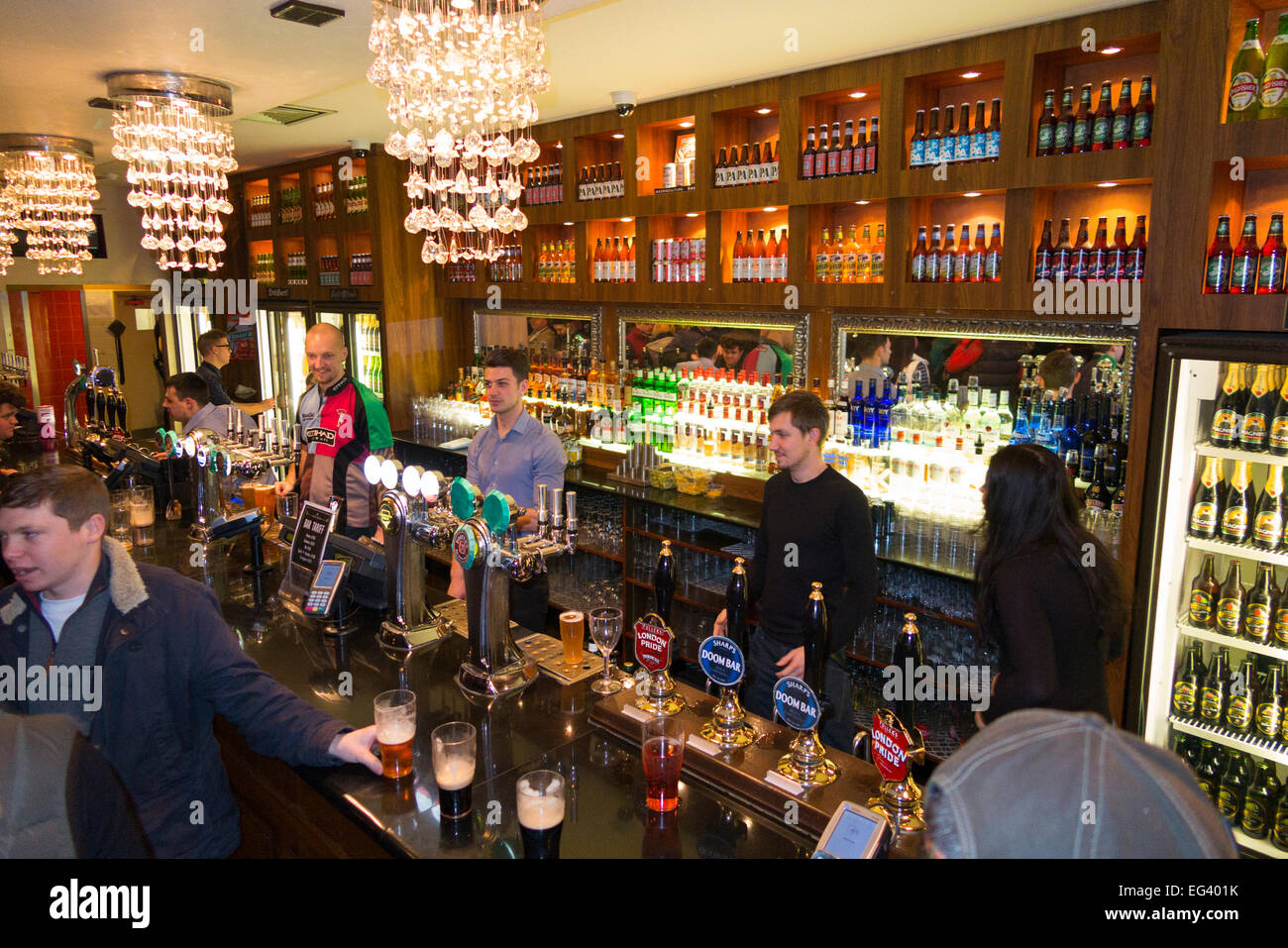 Ventola di rugby presso il bar all'interno del William Webb Ellis pub /  public house / taverna. Twickenham UK; popolare con Rugby fan su match  giorni Foto stock - Alamy