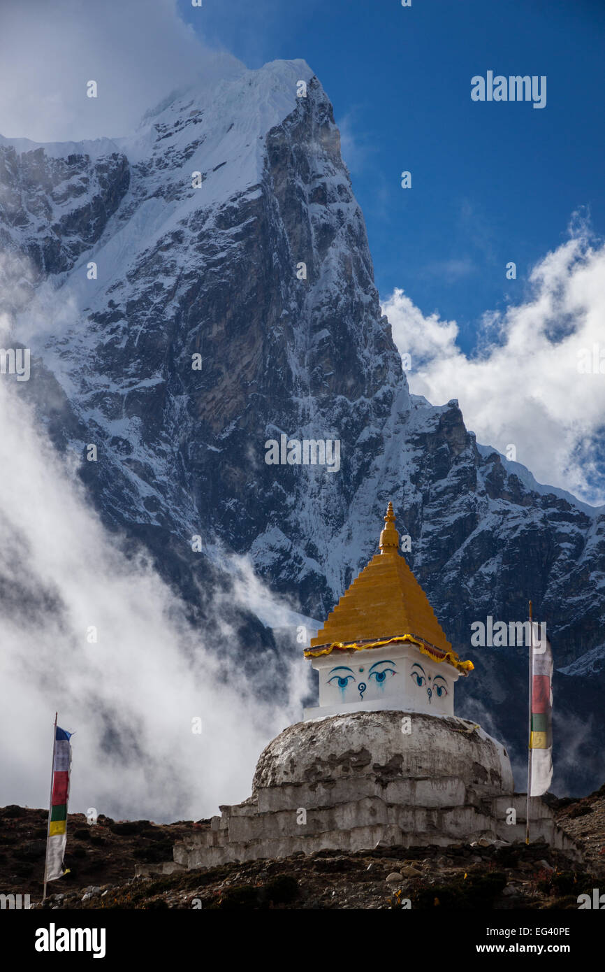 Uno stupa di seguito Ama Dablam, Nepal Foto Stock