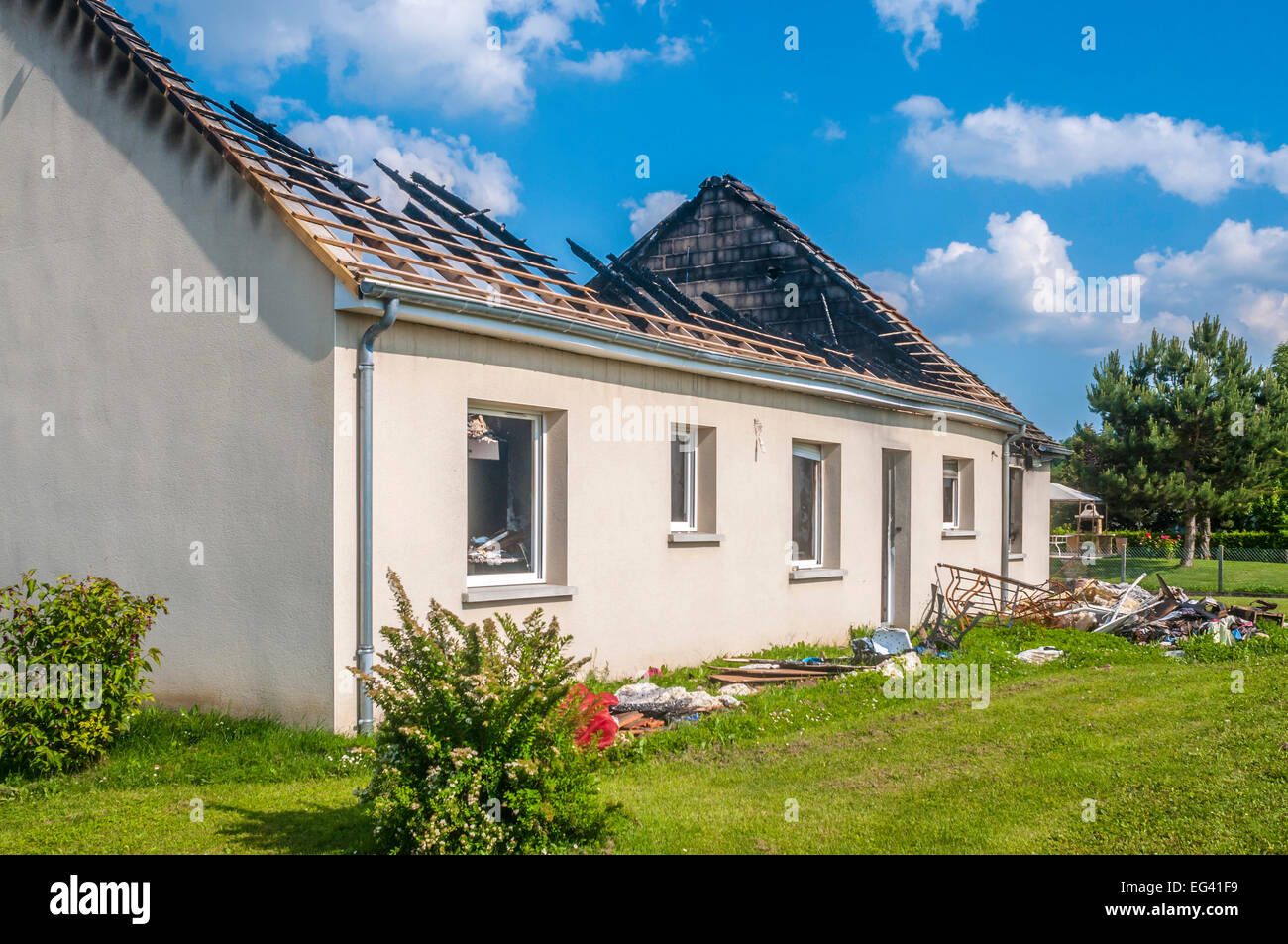 Resti di bungalow casa dopo un incendio - Francia. Foto Stock