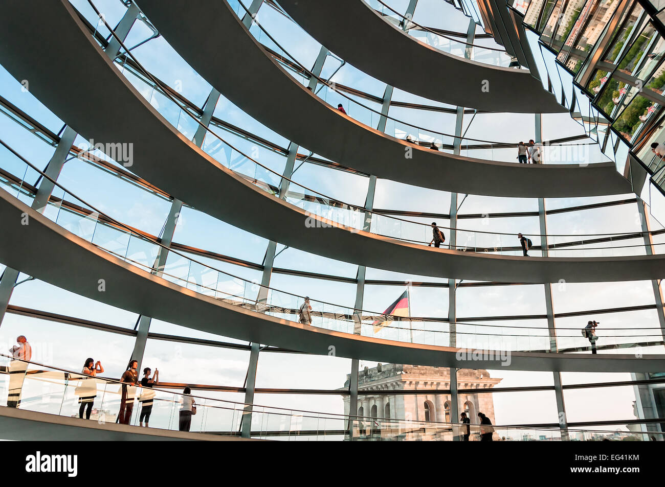 Berlino, Germania - Giugno 08, 2013: la gente visita la cupola del Reichstag a Berlino, Germania. Ho Foto Stock