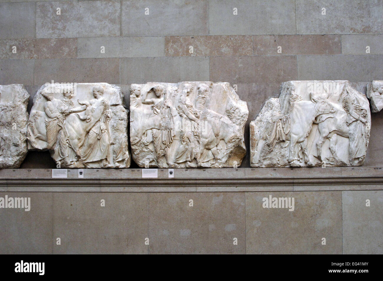 Il Partenone. Fregio del sud. 447-432BC. Età greca classica. Scena di sacrificio. British Museum. Londra. In Inghilterra. Regno Unito. Foto Stock