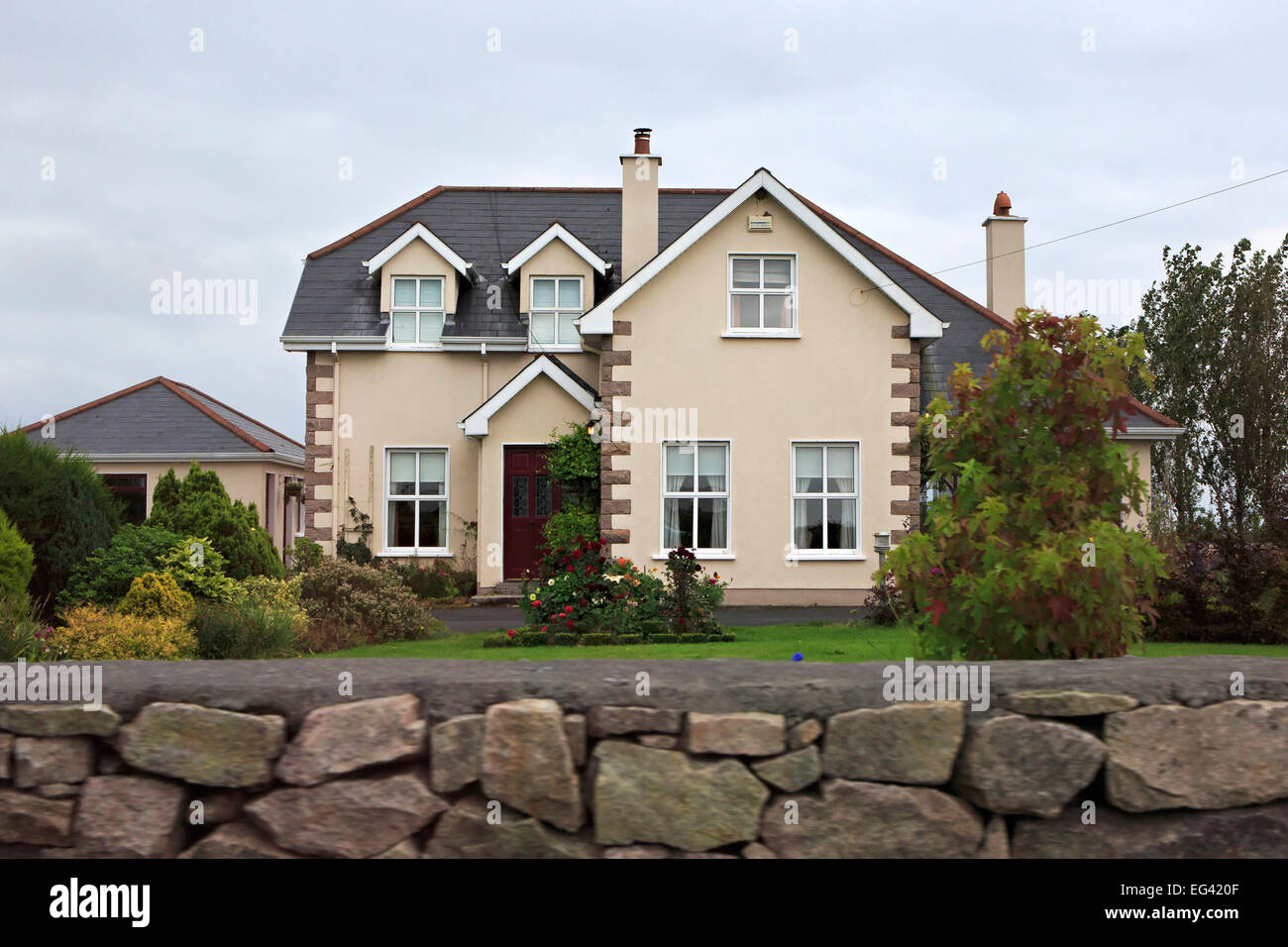 Moderni alloggi nella periferia della città di Galway Foto Stock