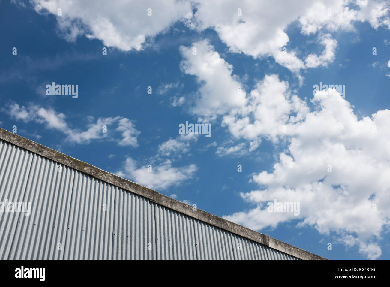 Ferro corrugato e cielo azzurro sfondo astratto Foto Stock