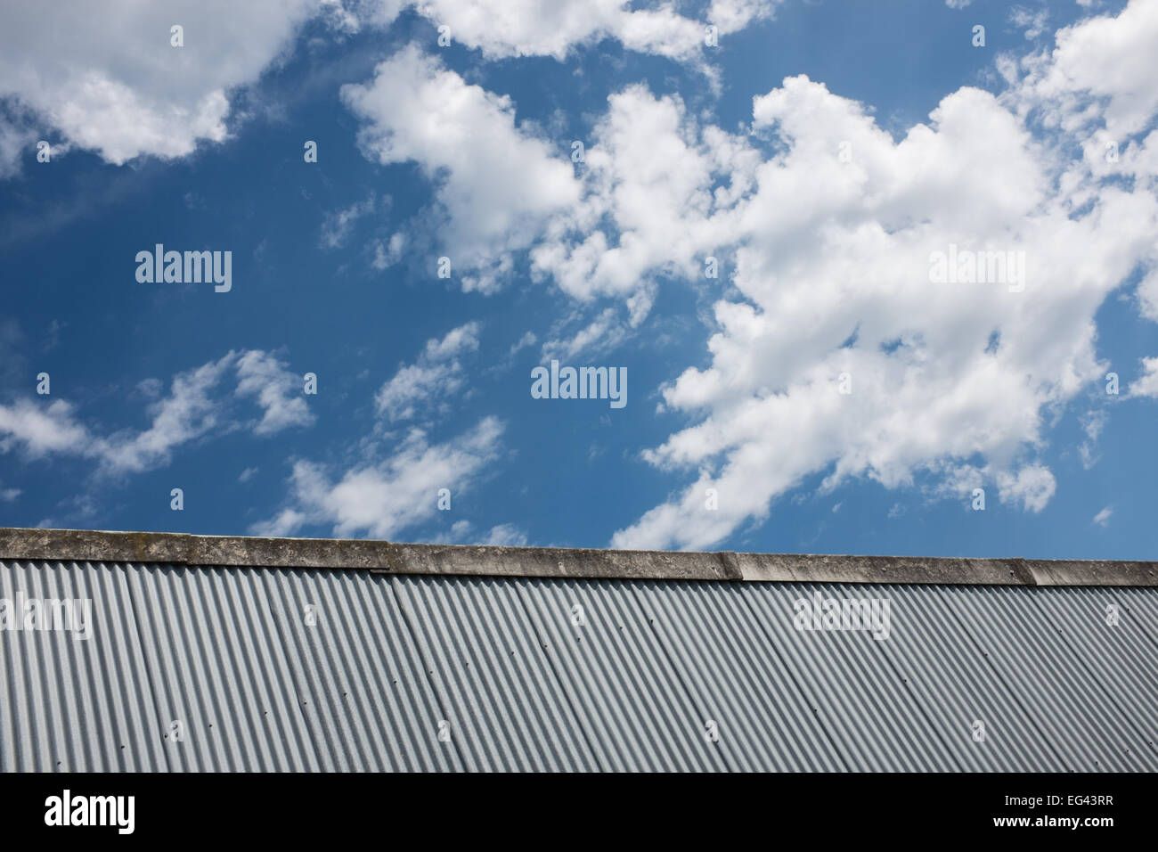 Ferro corrugato e cielo azzurro sfondo astratto Foto Stock
