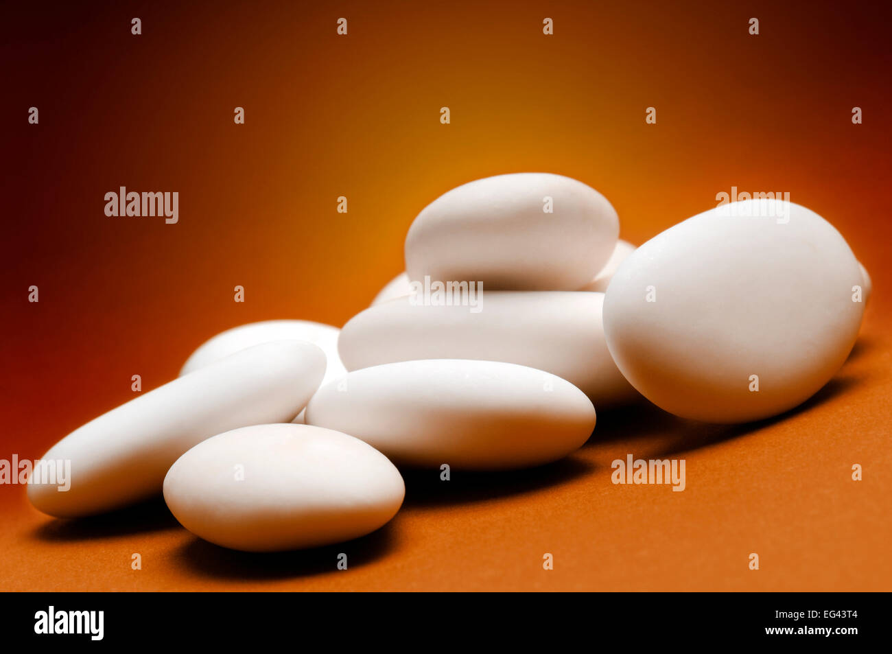 White confetti, su sfondo marrone Foto Stock