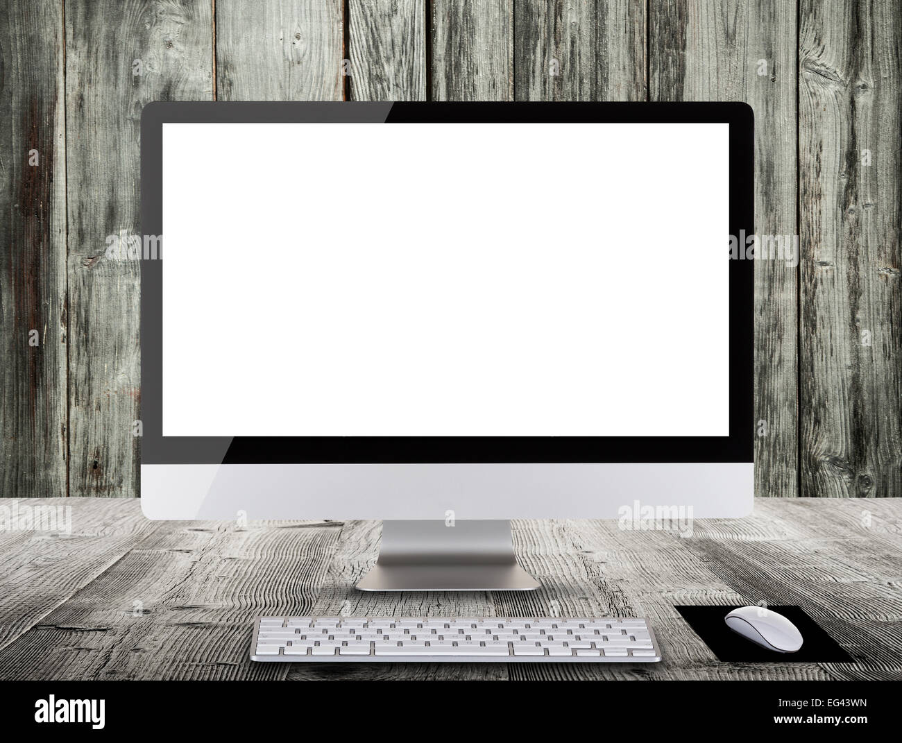 Moderno computer display con tastiera e mouse posizionato su tavole di legno. Vista frontale. Foto Stock