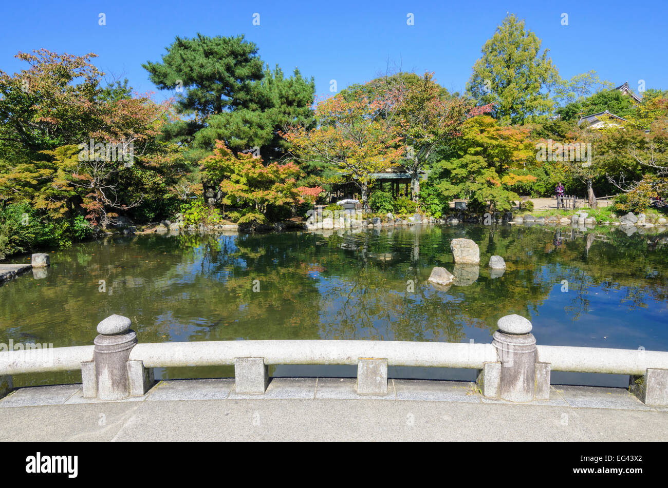 Ponte e lago nel pittoresco parco Maruyama Higashiyama District, Kyoto, Giappone Foto Stock