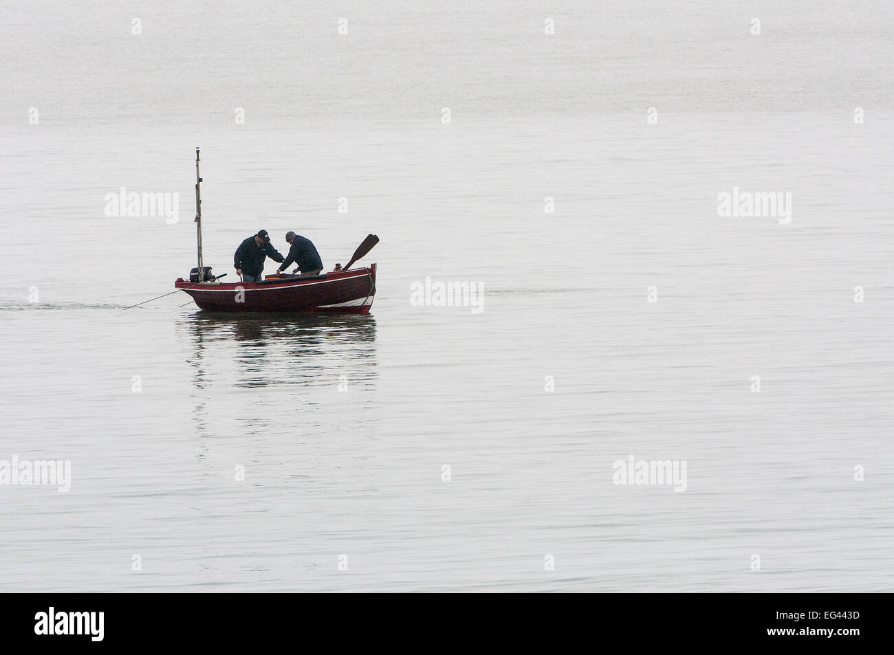 Due pescatori in barca in Hastings Foto Stock