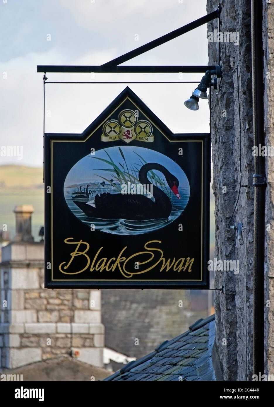 Inn segno. Il cigno nero Public House, bestia banche, Kendal Cumbria, England, Regno Unito, Europa. Foto Stock