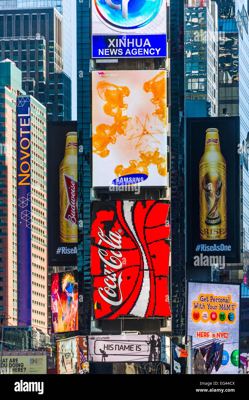 Le luci della città di New York. Pannelli pubblicitari brillare nel pomeriggio di sole in Times Square e Midtown Manhat Foto Stock