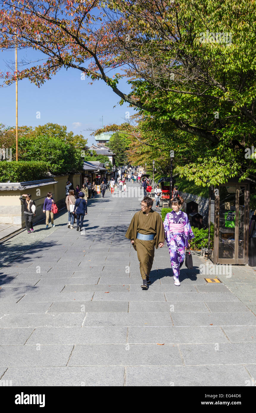Tradizionalmente condita giapponese giovane a piedi lungo le storiche strade del quartiere di Higashiyama, Kyoto, Giappone Foto Stock