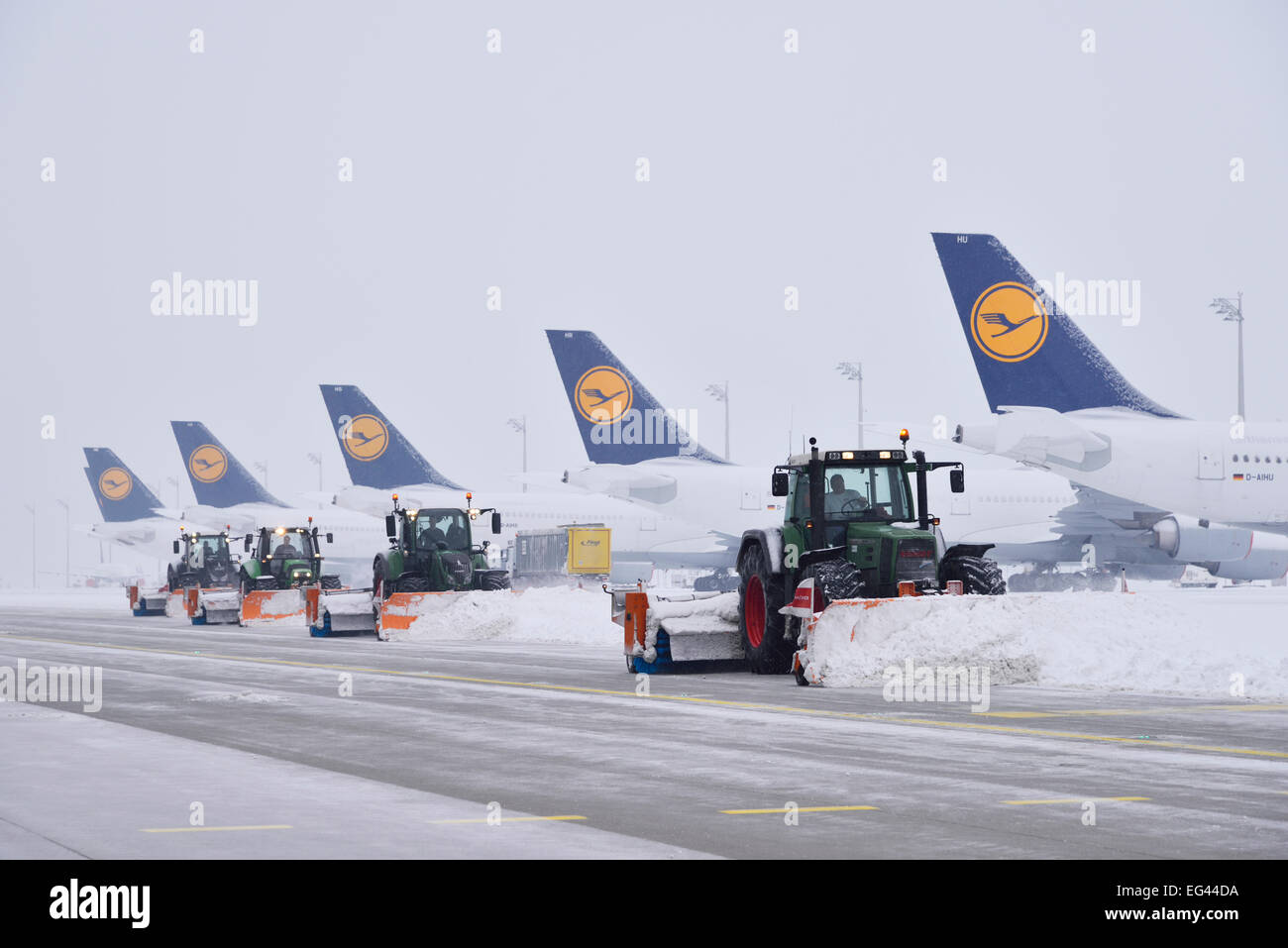 Aeromobili, manutenzione invernale e rimozione della neve presso l'aeroporto, "di Monaco di Baviera Franz Josef Strauss aeroporto, MUC, EDDM, Monaco di Baviera Foto Stock