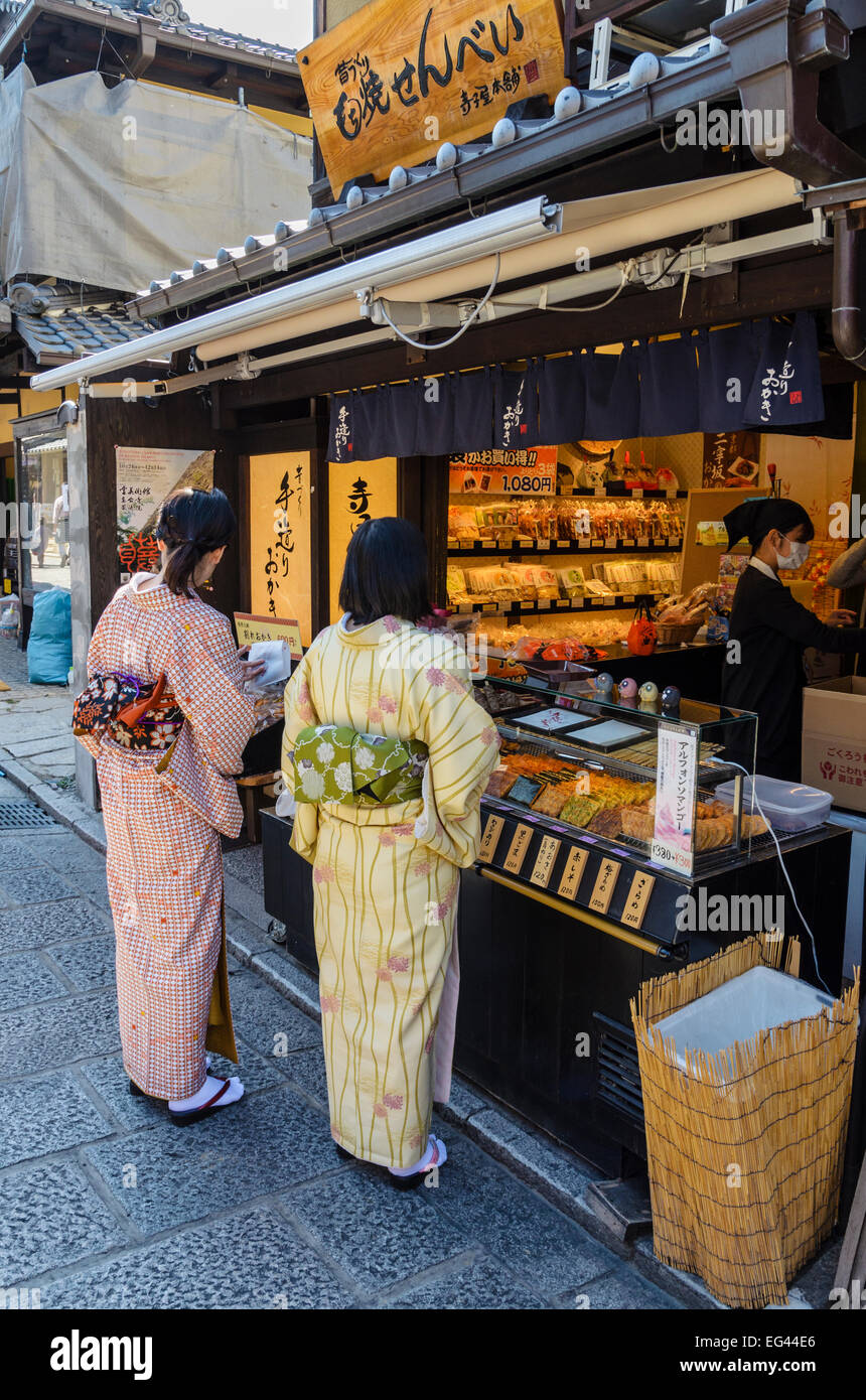Tradizionalmente condita le donne giapponesi comprare qualche snack nel quartiere di Higashiyama, Kyoto, Giappone Foto Stock