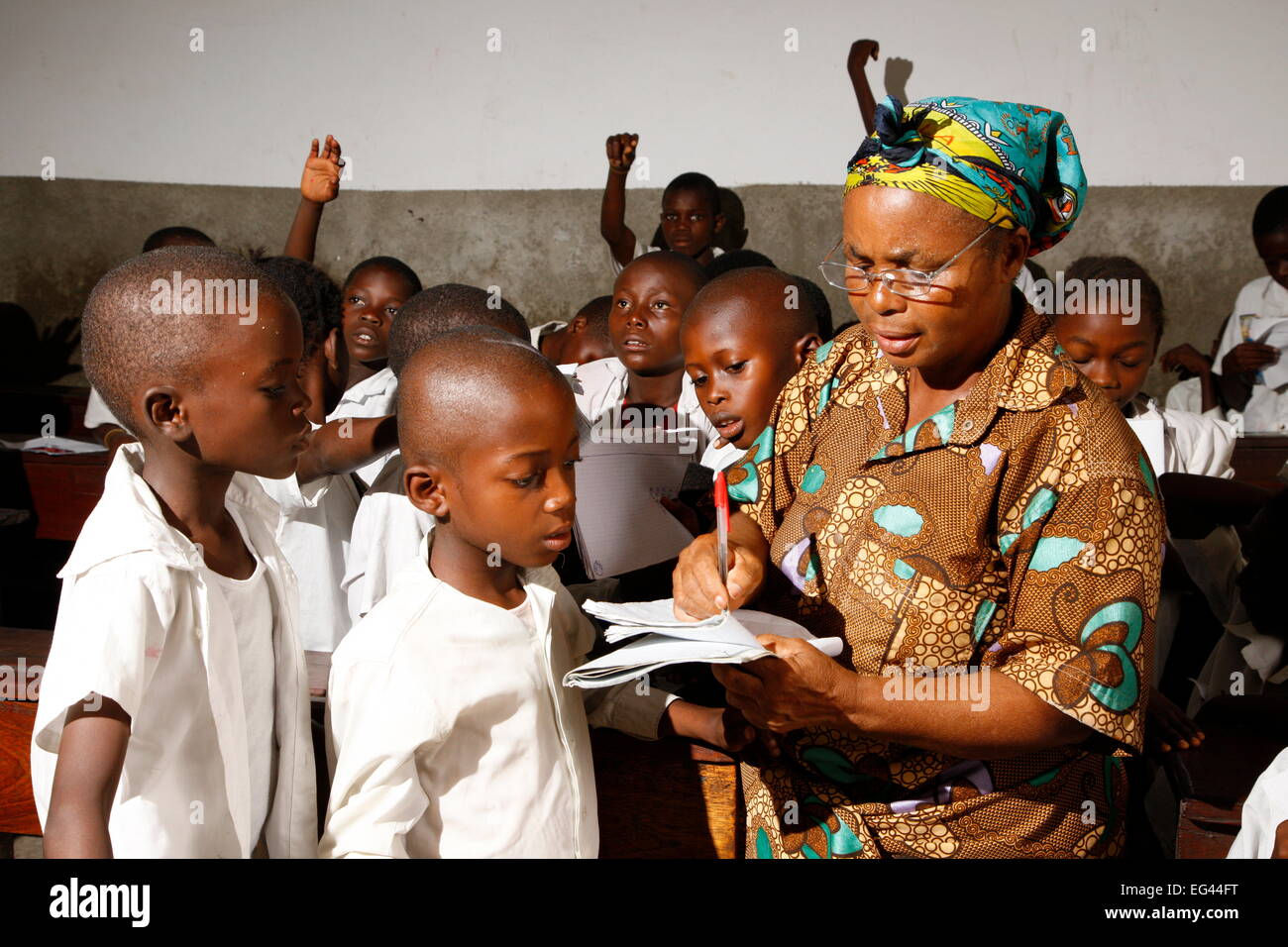 Insegnante di scuola e i bambini in uniforme scolastica durante la classe, Kinshasa, Repubblica Democratica del Congo Foto Stock