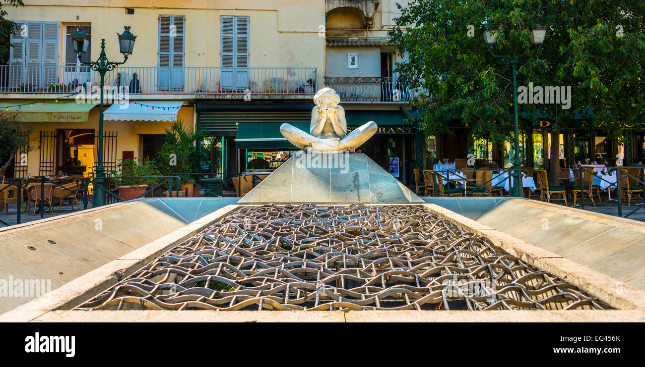 La moderna fontana con una scultura, Place du Marché, Bastia, Haute-Corse, Corsica, Francia Foto Stock