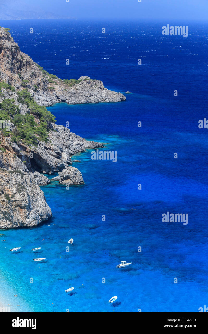 Le barche in acqua acquamarina, Kyra Panagia, Karpathos, Dodecaneso, Egeo Meridionale, Grecia Foto Stock
