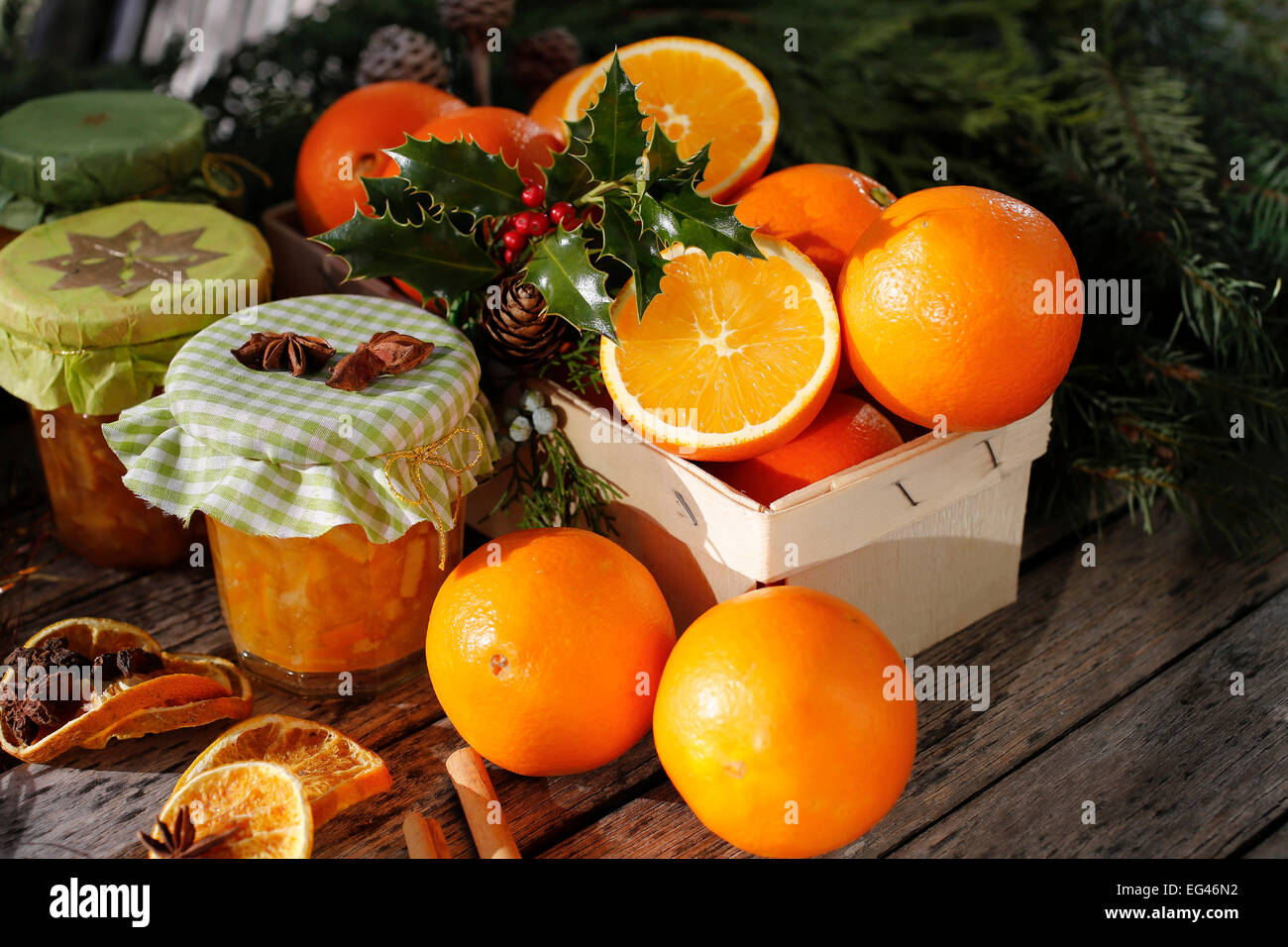 Natura morta con arance Marmellata di arancio, agrifoglio, anice stellato Foto Stock