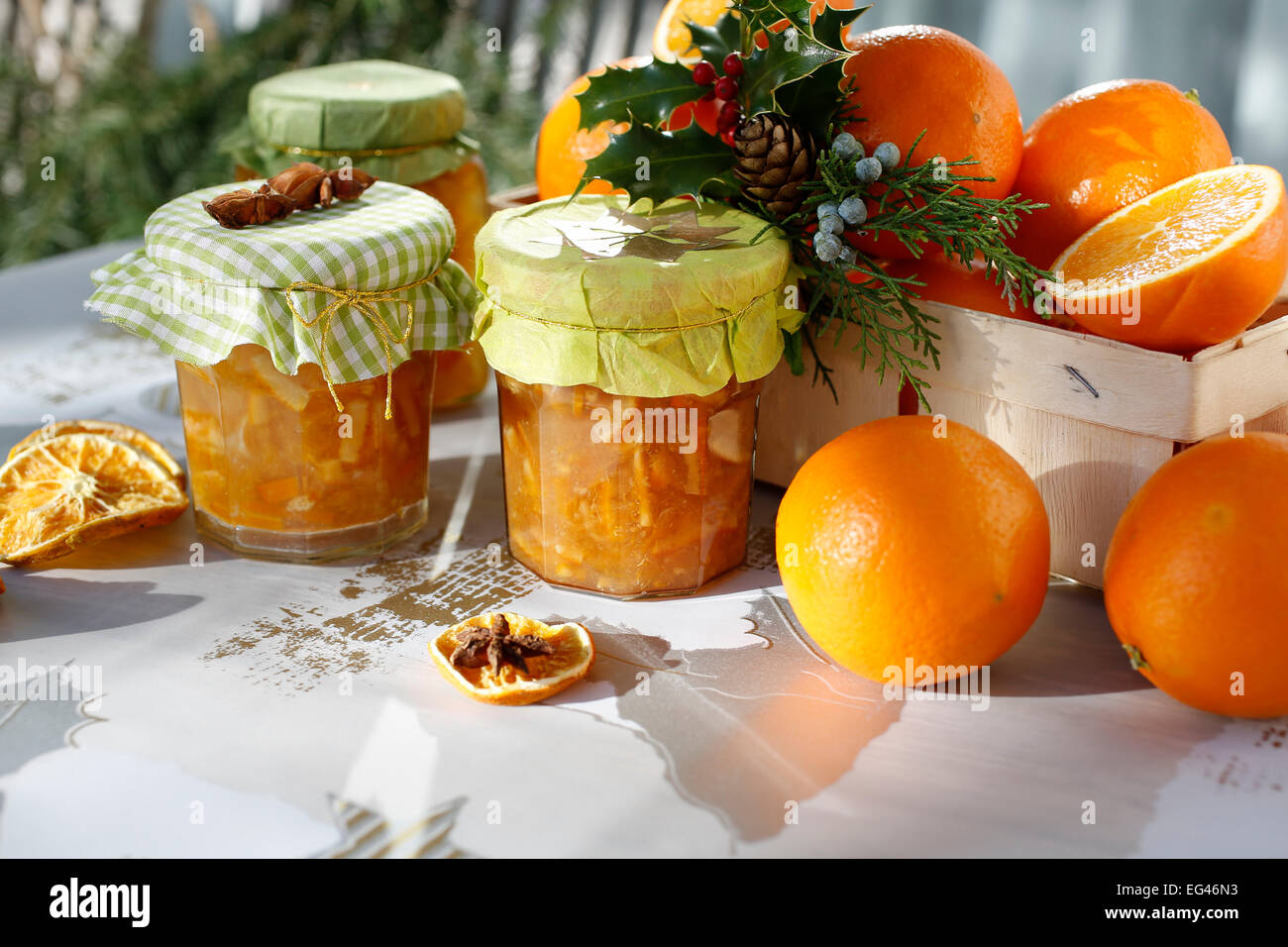 Natura morta con arance Marmellata di arancio, agrifoglio, anice stellato Foto Stock