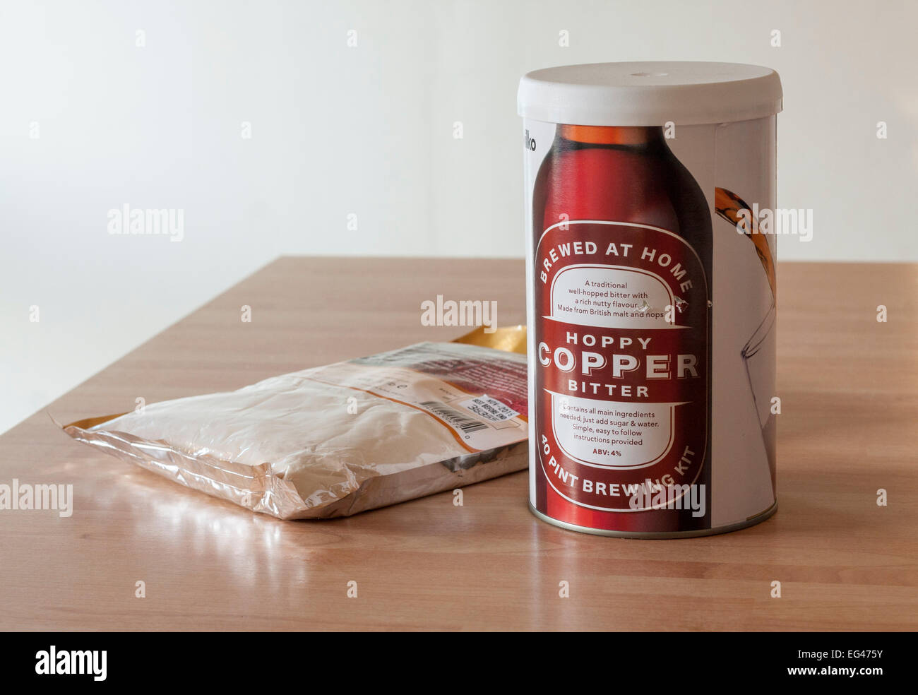 Un può di Wilkinson di birra homebrew sciroppo e pacchetto di essiccato di estratto di malto Foto Stock
