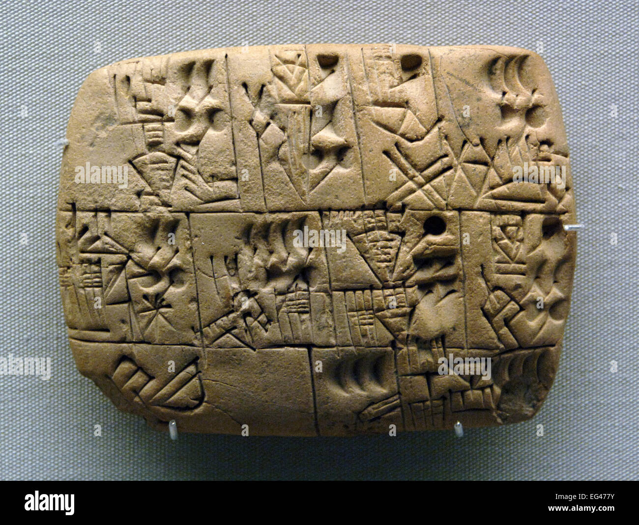 Mesopotamia. Clay Tablet. Pittogrammi disegnati. Inizio tavoletta da scrittura La registrazione della assegnazione di birra. L'Iraq. Fine periodo preistorico. 3100-3000BC. British Museum. Londra. In Inghilterra. Regno Unito. Foto Stock