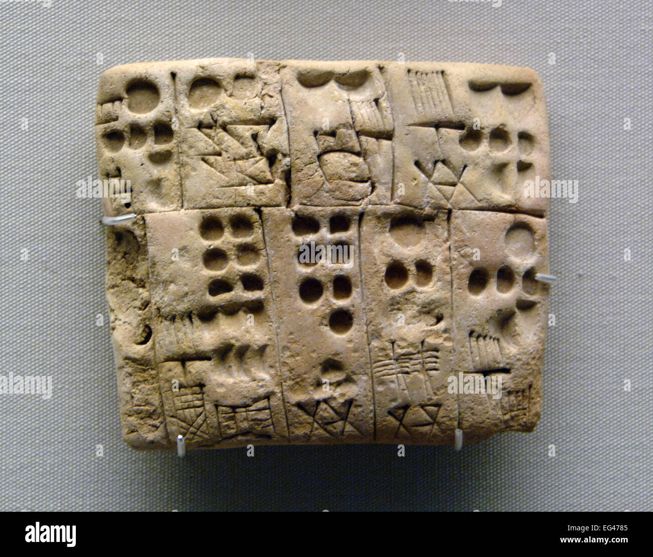 Mesopotamia. Inizio della scrittura. Pittogrammi disegnati. Clay Tablet. Il testo amministrativo. British Museum. Londra. In Inghilterra. Regno Unito. Foto Stock