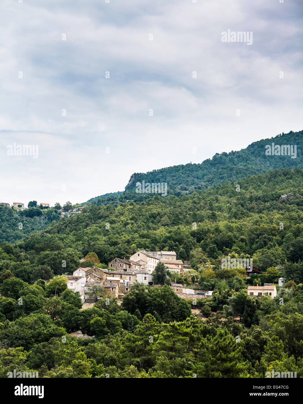 Piccolo villaggio di montagna nella foresta, Valle di-Rostino, Haute-Corse, Corsica, Francia Foto Stock