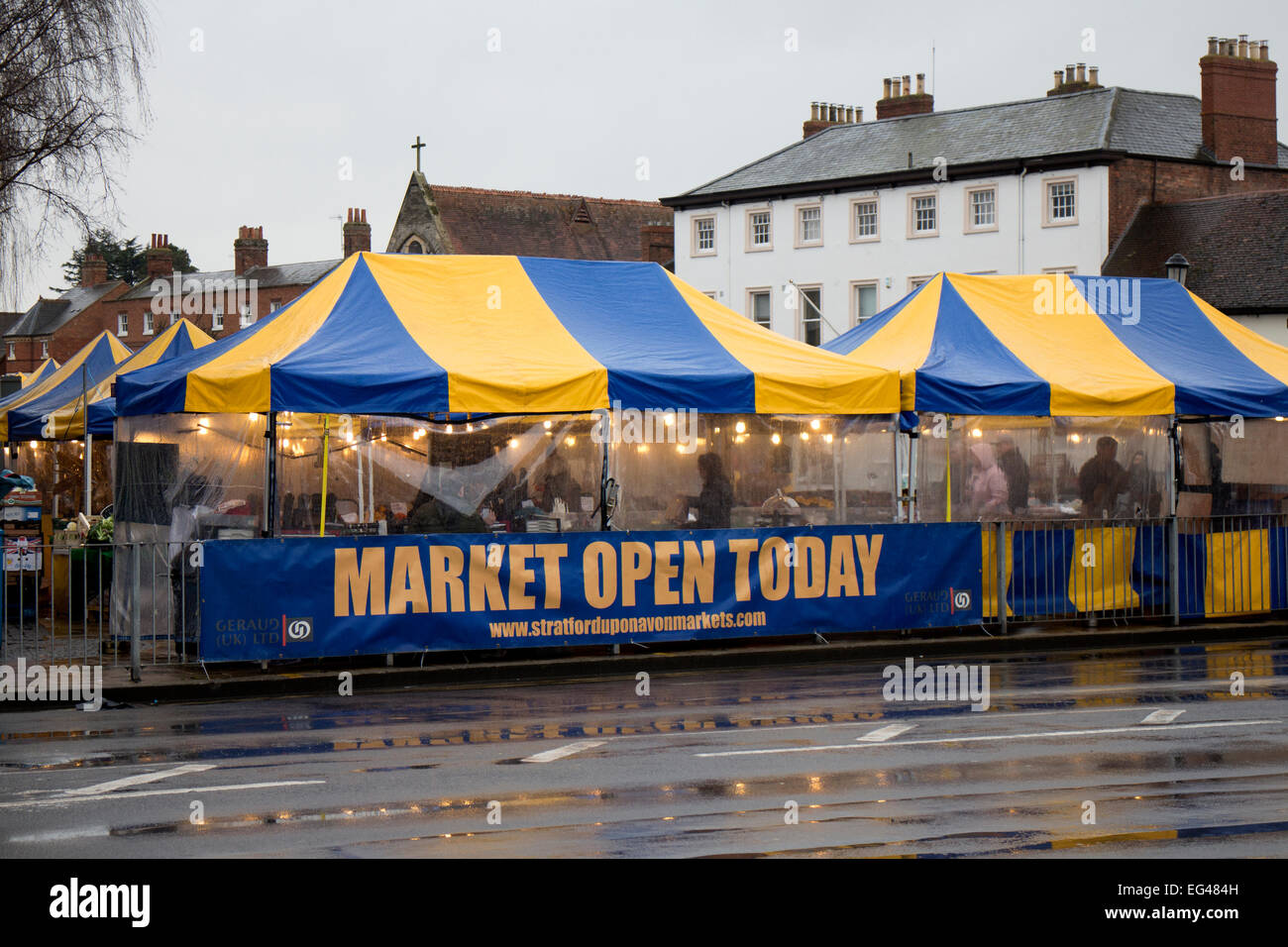Il mercato del venerdì a Stratford-upon-Avon, Warwickshire, Regno Unito Foto Stock