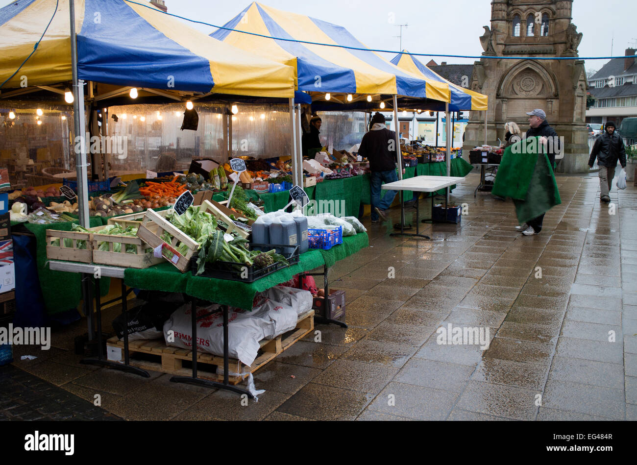 Il mercato del venerdì a Stratford-upon-Avon, Warwickshire, Regno Unito Foto Stock