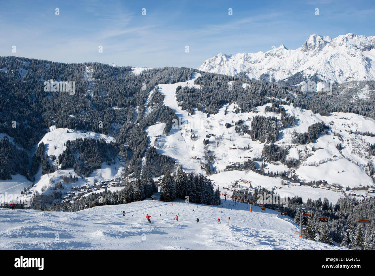 Sciatori sul pendio di fronte montagne, vista dell'Steinernes Meer, stazione sciistica Ski Amade, Dienten, Stato di Salisburgo, Austria Foto Stock