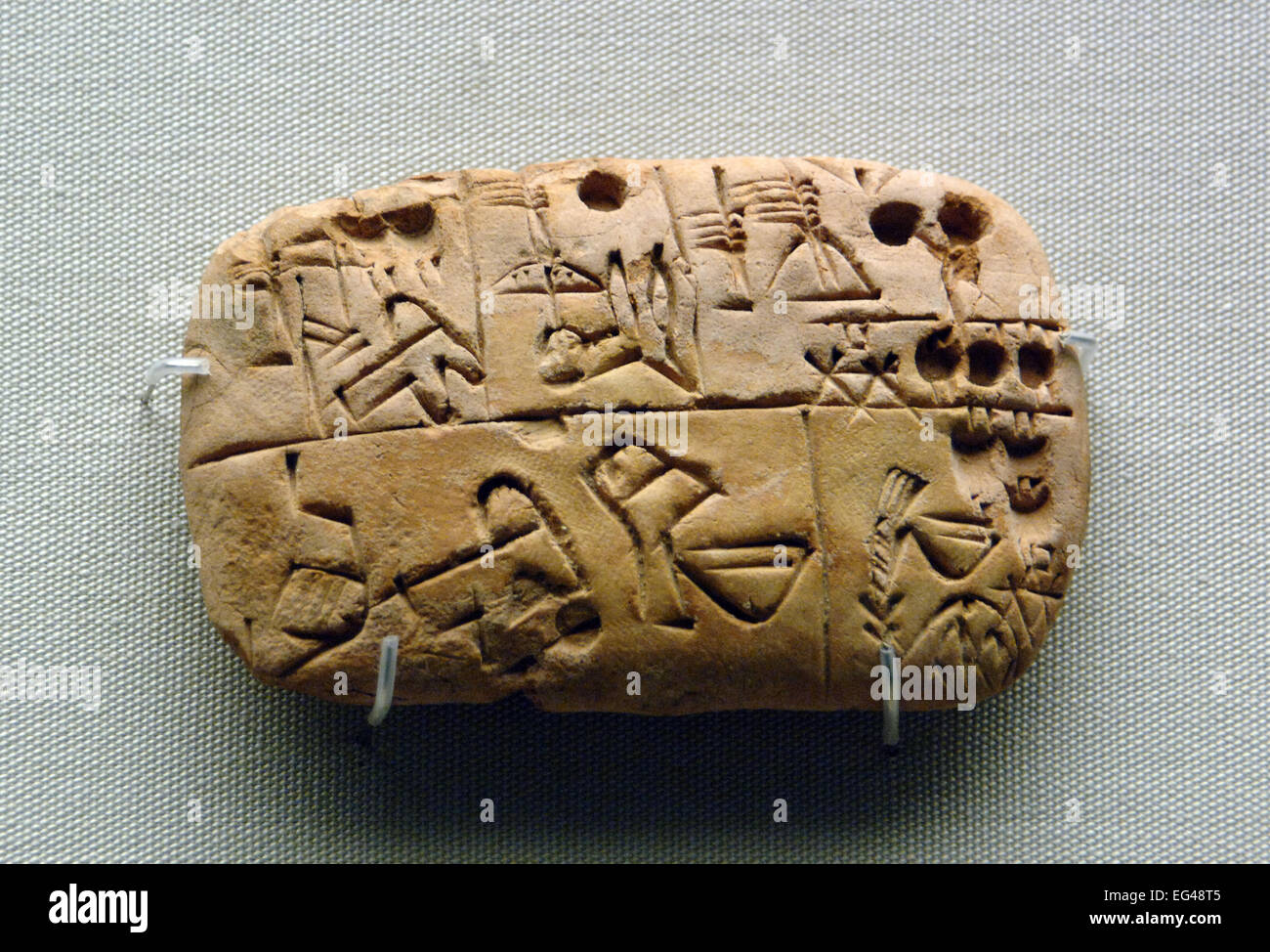 Inizio della scrittura. Pittogrammi disegnati. Mesopotamia. Registrare dei rifornimenti di cibo. Dall'Iraq. Fine periodo preistorico. Circa 3000BC. Inizio testo amministrativo. Tavoletta cuneiforme. British Museum. Londra. In Inghilterra. Regno Unito. Foto Stock