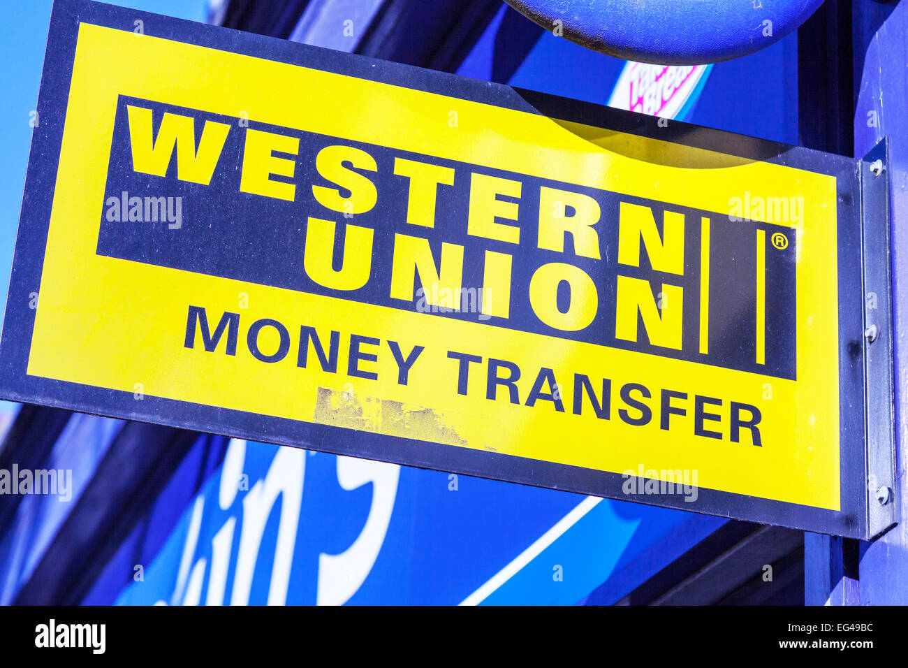 Western Union segno denaro con Trasferimento di denaro shop azienda nome, Western Union segno, di trasferimento di denaro di Western Union company, Western Union shop segno regno unito Foto Stock