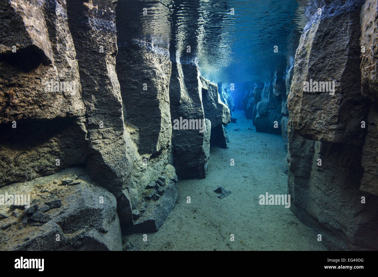 Il Nes stretti canyon anomalia riempito di acqua fresca nella Rift valley tra la Eurasian American placche tettoniche nel nord dell'Islanda. Maggio 2011. Foto Stock