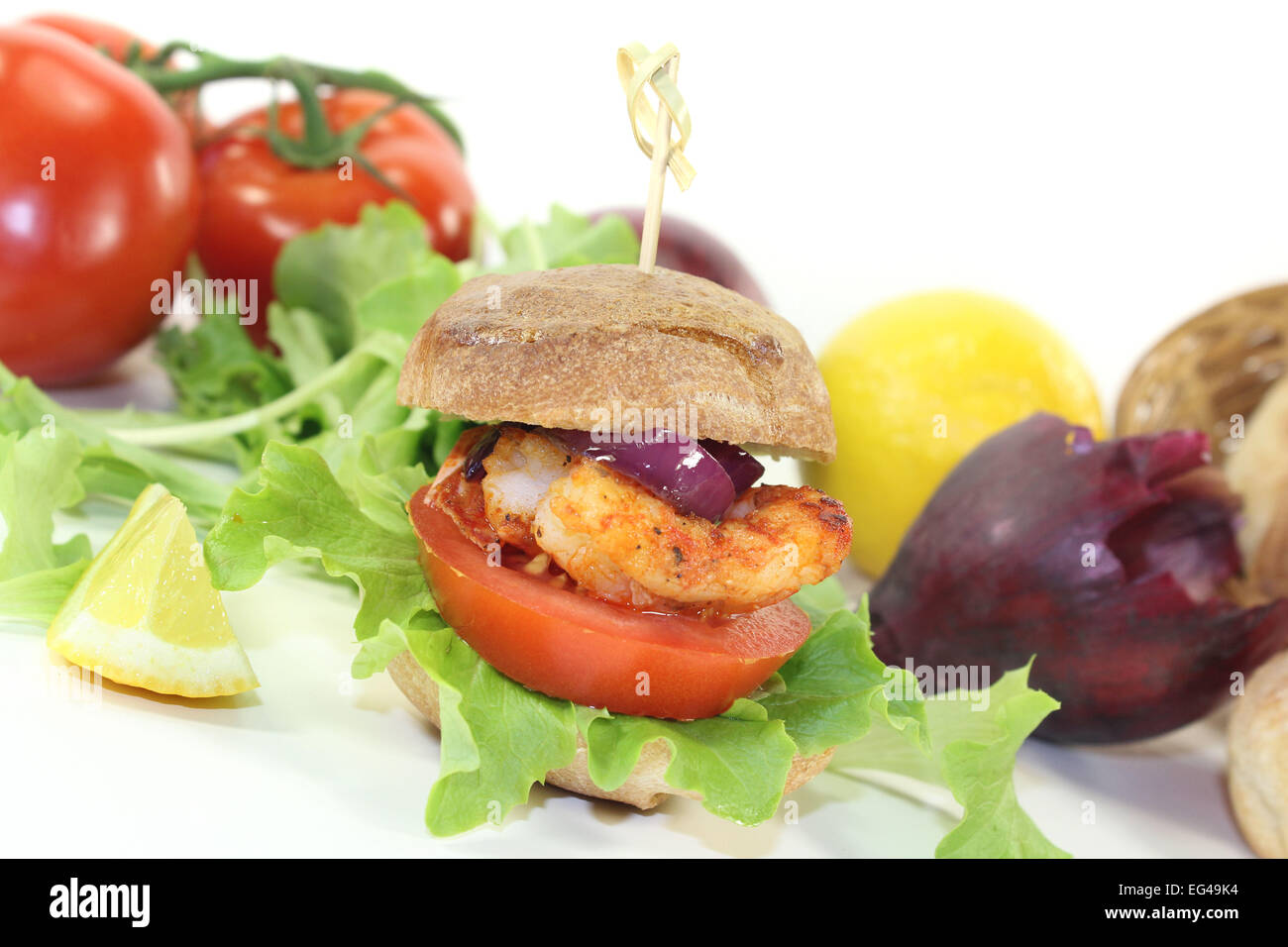 Hamburger Di Gamberi Con Pomodoro Cipolla E Lattuga Foto Stock Alamy