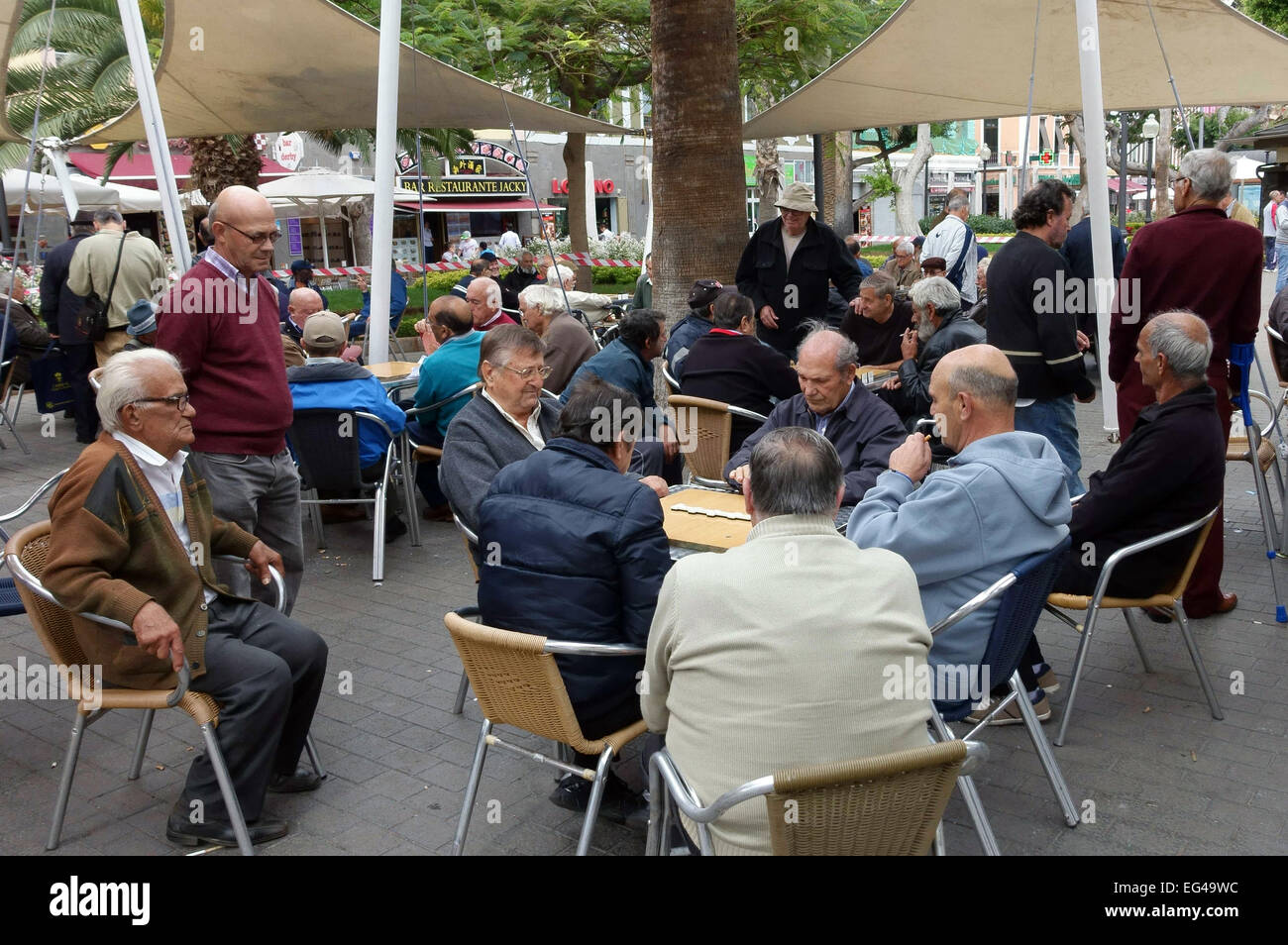 Gli uomini più anziani giocare a scacchi e domino nel parco in Las Palmas de Gran Canaria Isole Canarie Foto Stock