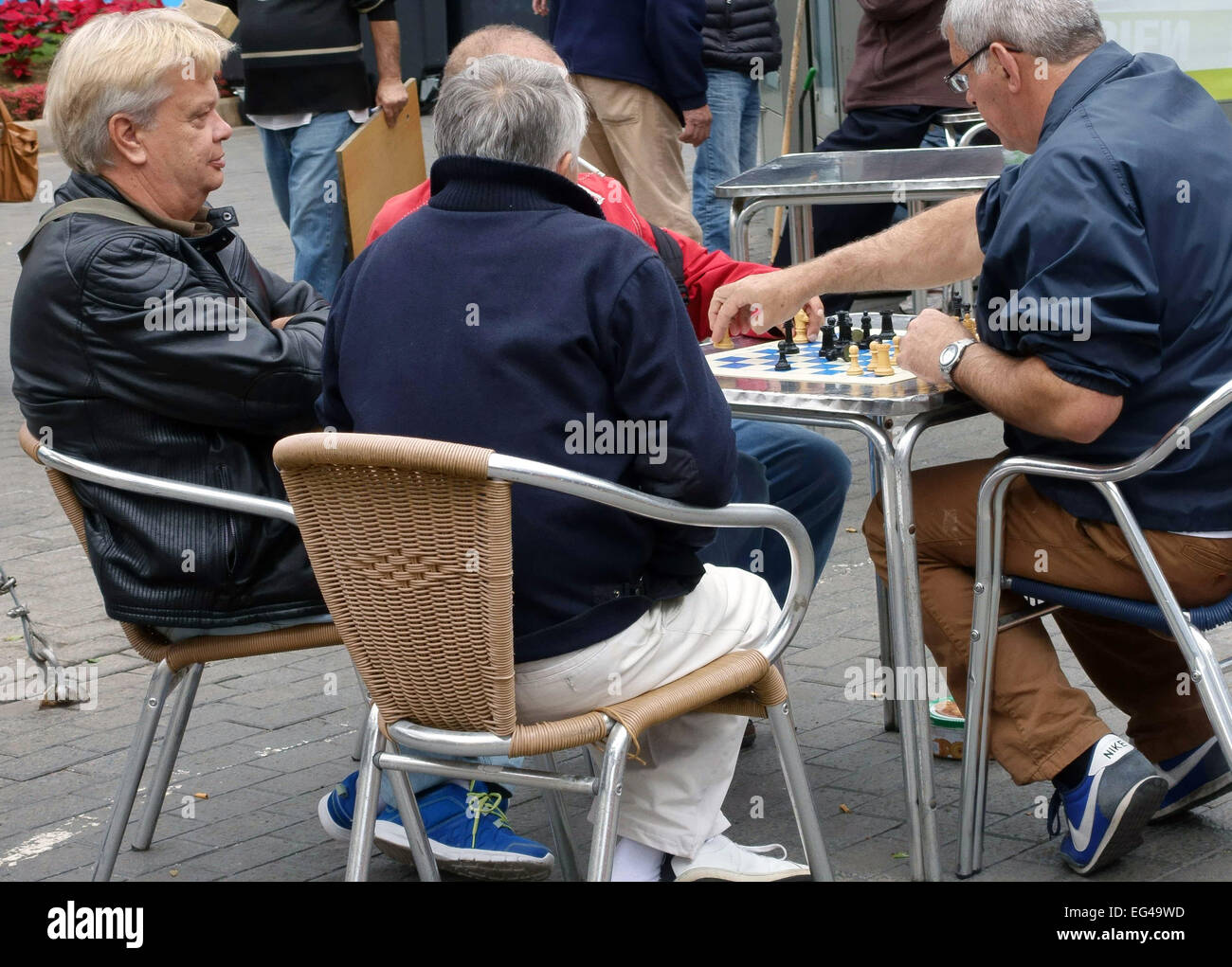 Gli uomini più anziani giocare a scacchi nel parco in Las Palmas de Gran Canaria Isole Canarie Foto Stock
