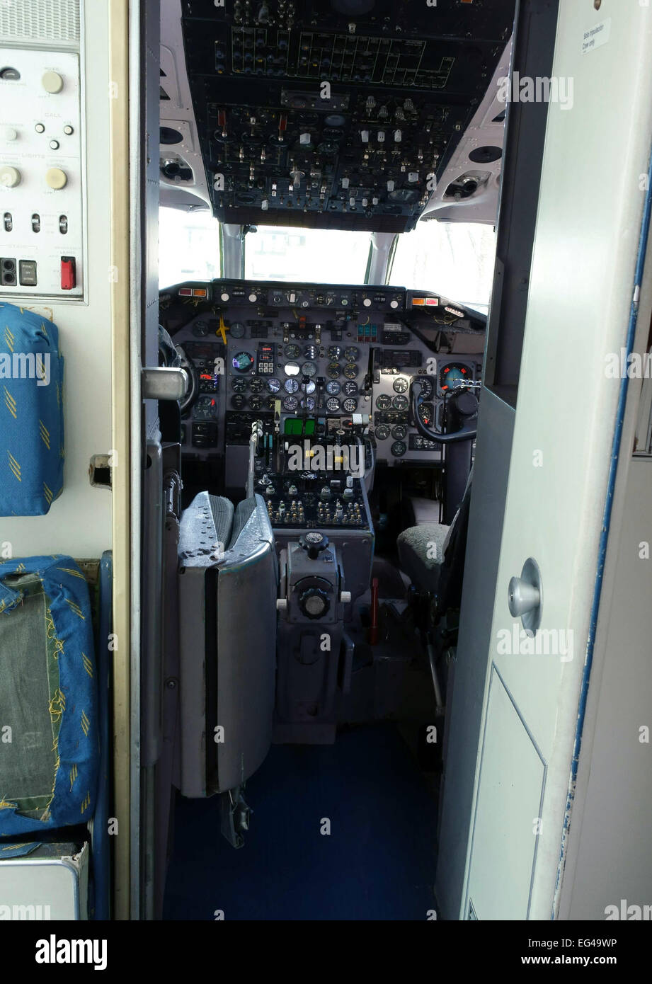 Vista nella cabina di pilotaggio di McDonnell Douglas DC-9 aereo di linea nel Museo Elder, Las Palmas de Gran Canaria Foto Stock