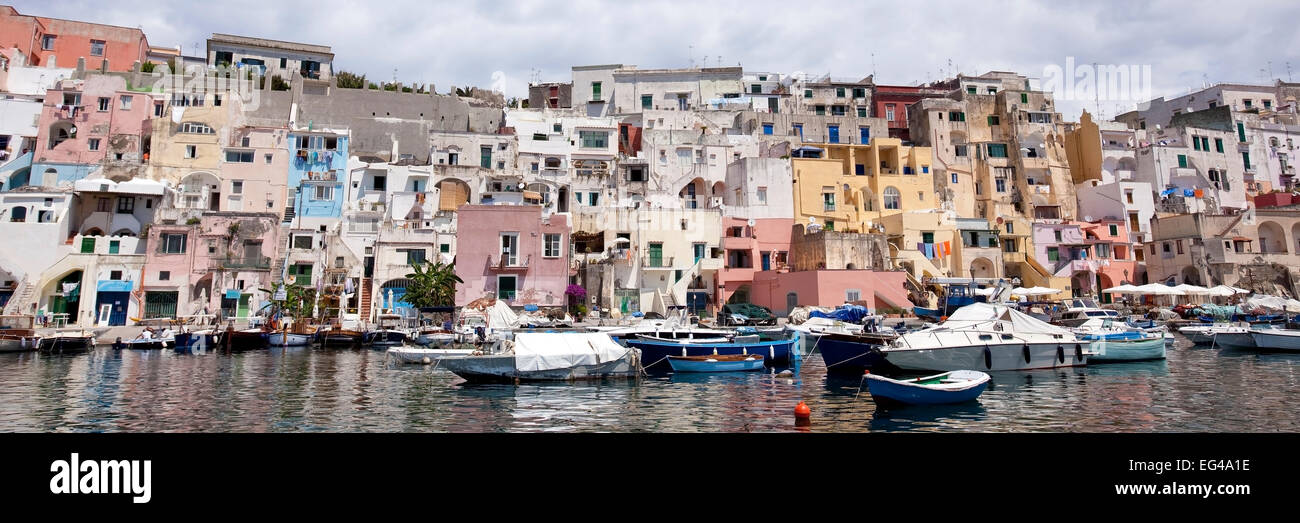 Visualizzare Procida il porticciolo della Corricella isola vicino a Isola d Ischia Italia Mare Tirreno mediterraneo Foto Stock