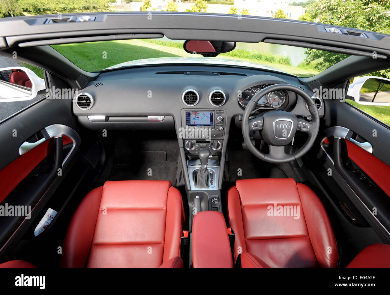 2008 Audi A3 Cabrio interni per auto Foto stock - Alamy